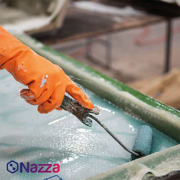 Aplicación de resina de poliéster con fibra de vidrio para refuerzos y reparaciones estructurales. La imagen muestra el proceso de impregnación mediante rodillo, asegurando una correcta adhesión, eliminación de burbujas y un acabado resistente y duradero.